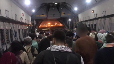 全球连线｜现场直击：部分阿富汗民众进入喀布尔机场乘军用运输机离境