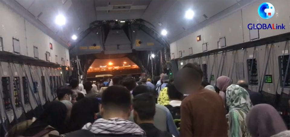 全球连线｜现场直击：部分阿富汗民众进入喀布尔机场乘军用运输机离境