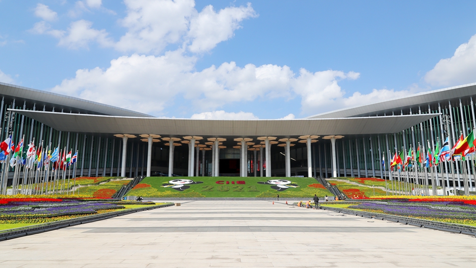 第四届进博会：国家会展中心（上海）南广场装饰一新