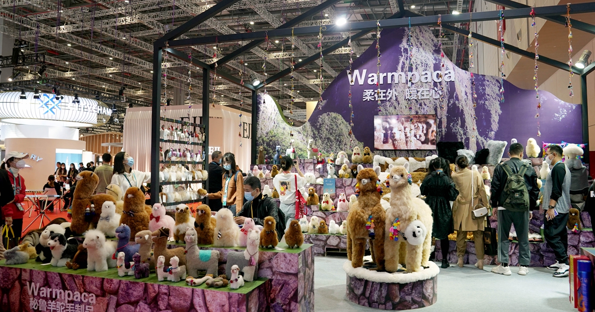 新华全媒+｜第四届进博会上的秘鲁玩偶：可爱的不止“小羊驼”
