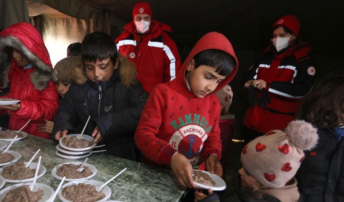 白俄罗斯：难民儿童领取食物