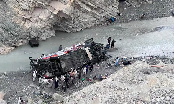巴基斯坦西南部一客车坠谷致19死12伤