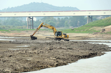 新华全媒＋丨安徽芜湖：引水疏渠 抗旱保苗