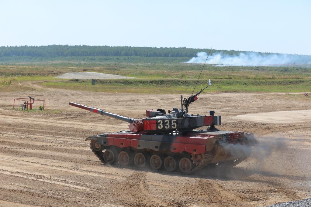 中国参赛队以小组第一晋级&ldquo;国际军事比赛-2022&rdquo;中的&ldquo;坦克两项&rdquo;决赛