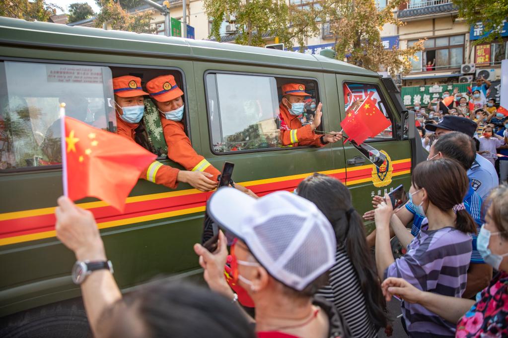 新华全媒+｜支援重庆山火救援的云南森林消防队员撤离