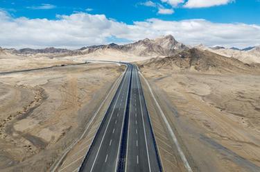 新华全媒+丨第三条进出新疆高速公路通车