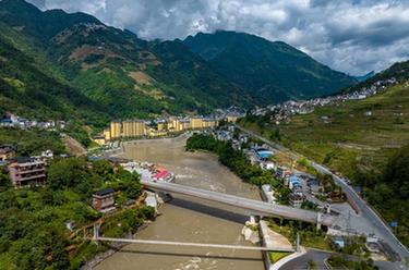 镜头里的十年·奔向美好丨告别溜索