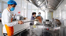 新华全媒＋丨山东惠民：“孝善食堂”烹出养老敬老“幸福餐”