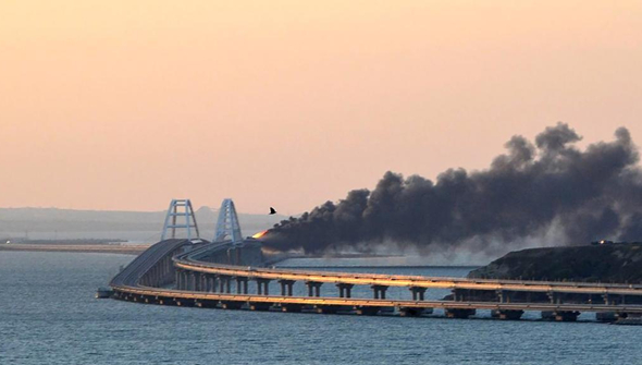 克里米亚大桥上一货运列车油罐车厢起火燃烧