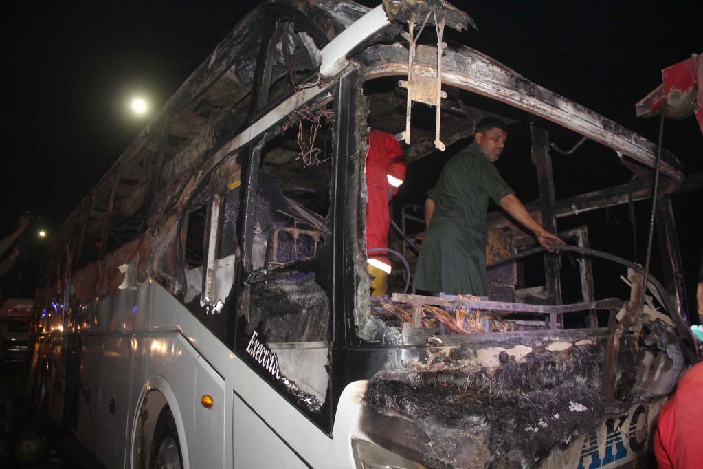 巴基斯坦南部一客车起火致18死28伤