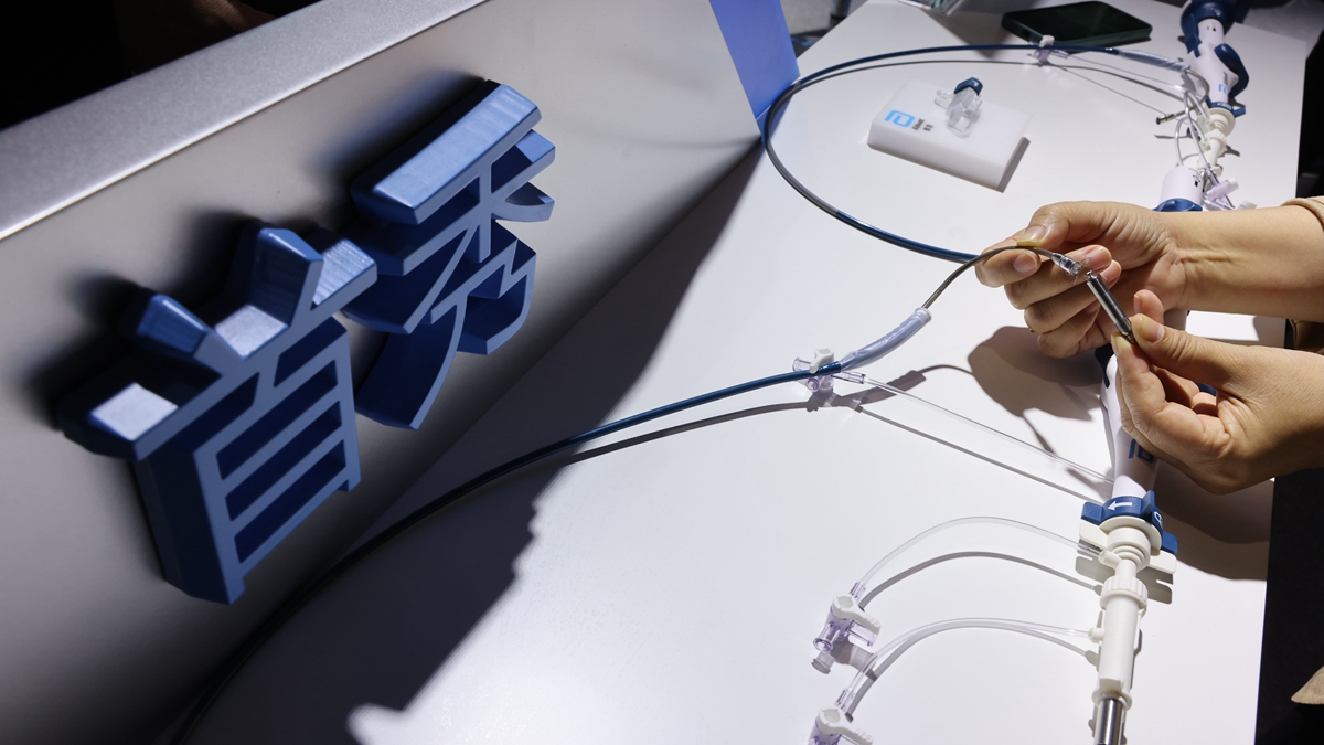 新华全媒+丨第五届进博会首发首展新品亮相