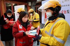 北京：送给外卖、快递小哥的&ldquo;防疫关爱包&rdquo;