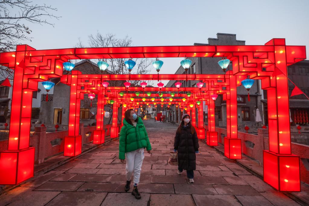 古镇老街&ldquo;大过兔年&rdquo;彩灯迎新年