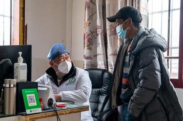 新华全媒+丨守护好农村群众健康&mdash;&mdash;云南镇雄县抗疫一线见闻