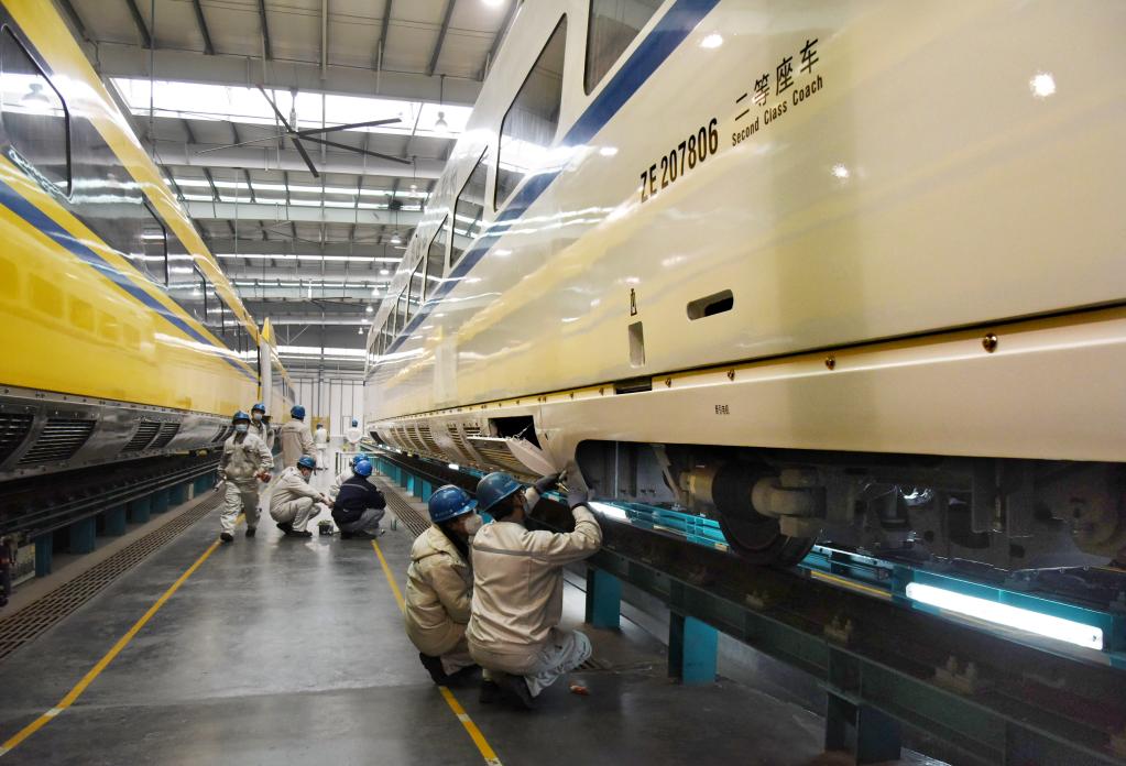 新华全媒+｜动车&ldquo;娘家&rdquo;检修 确保春运安全