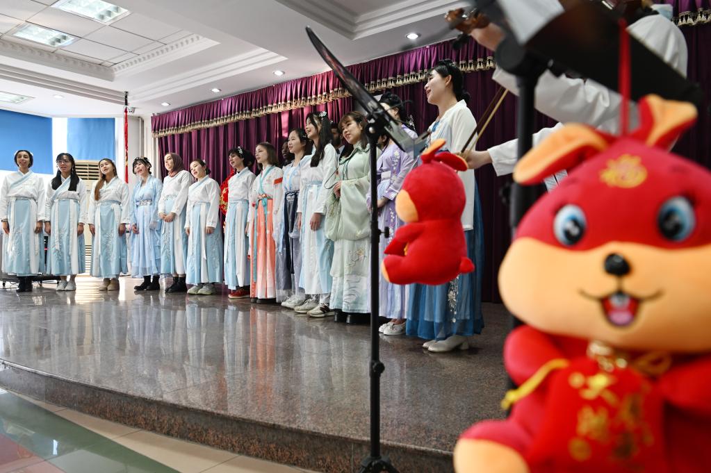 新华全媒+｜留学生 穿汉服&mdash;&mdash;彩排节目迎春节