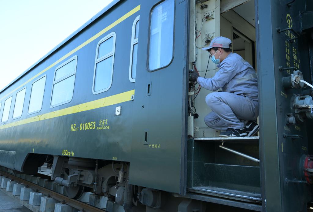 新华全媒+丨列车&ldquo;体检&rdquo;迎春运
