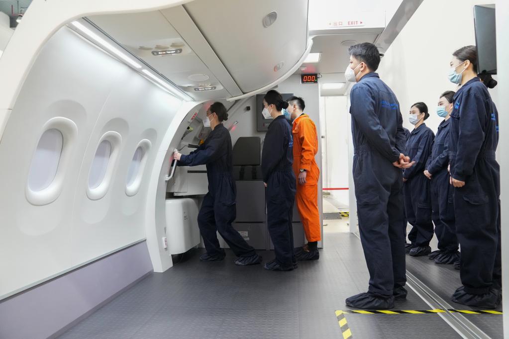 新华全媒+丨&ldquo;C919乘务员&rdquo;是这样练成的