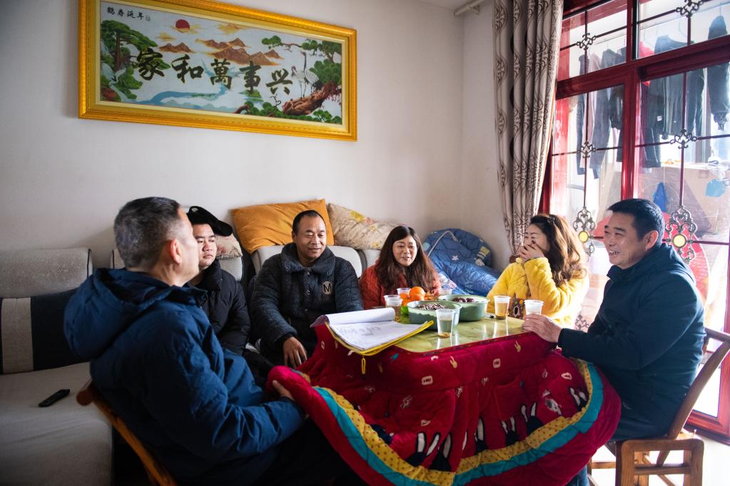 新华全媒+丨结对帮扶&ldquo;过小年&rdquo; 共话新年新发展