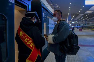 新华全媒+&middot;新春走基层丨坐上自己曾驾驶的火车，他沿着青藏线回家过年