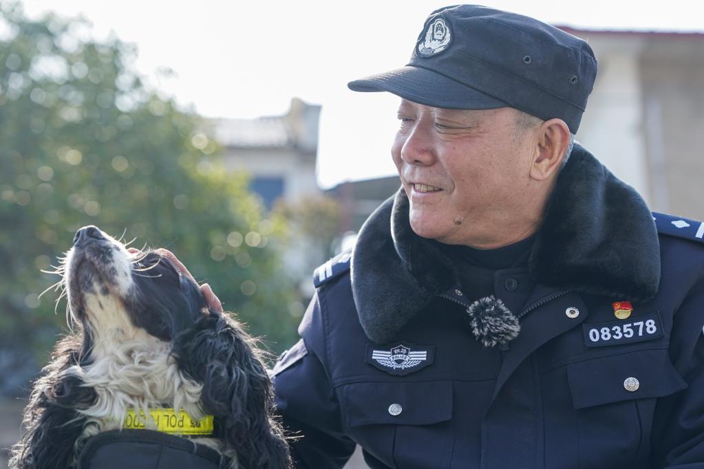 新华全媒+丨警犬“和平”和民警老王的最后一次春运
