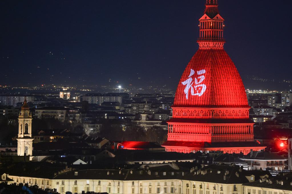 意大利都灵地标性建筑点亮“中国红”
