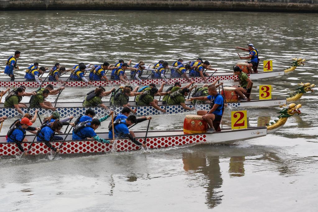 菲律宾：龙舟竞渡庆春节