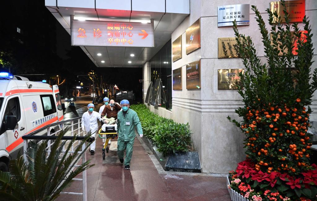 新华全媒+丨急诊室的除夕夜