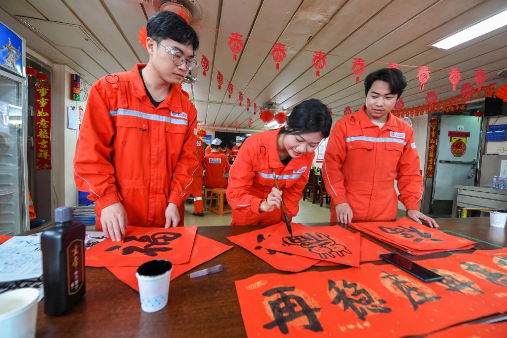 新华全媒+·新春走基层丨海上平台迎新春 “卯”足干劲争上“油”