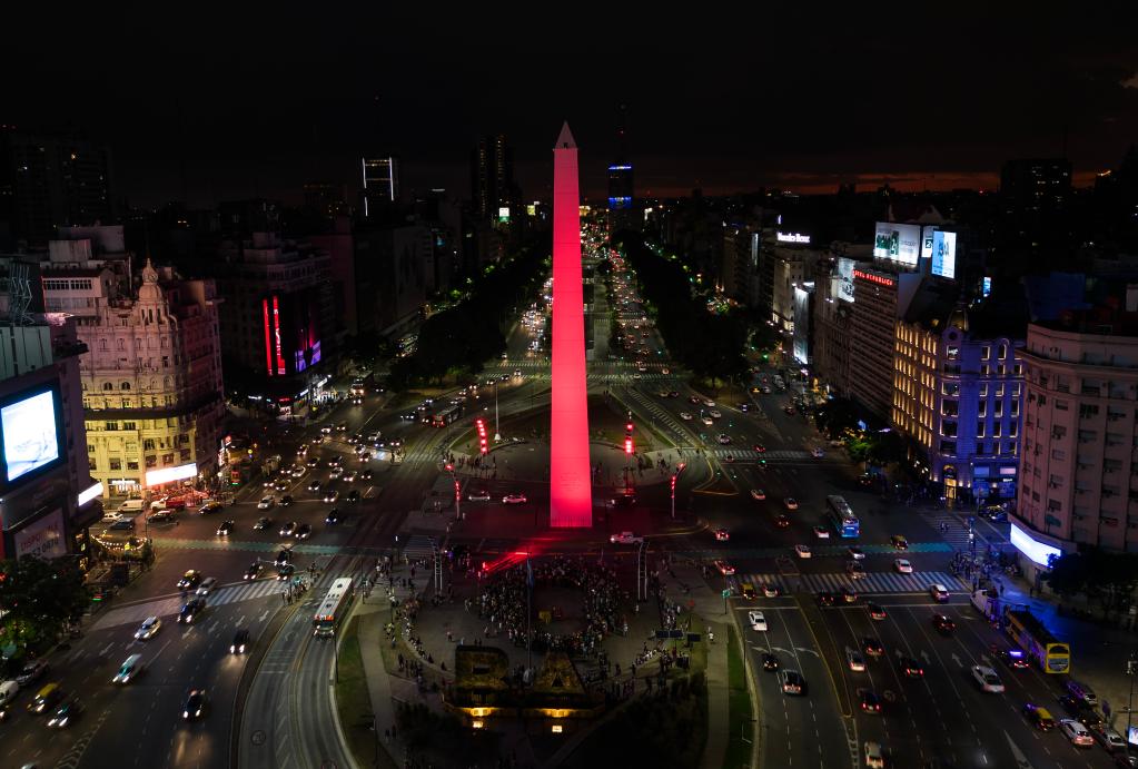 阿根廷首都地标建筑方尖碑点亮“中国红”