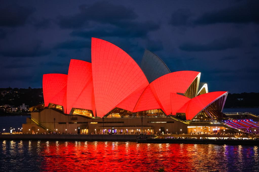 悉尼歌剧院点亮“中国红”