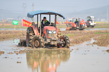 新华全媒+丨农机&ldquo;比武&rdquo;备春耕
