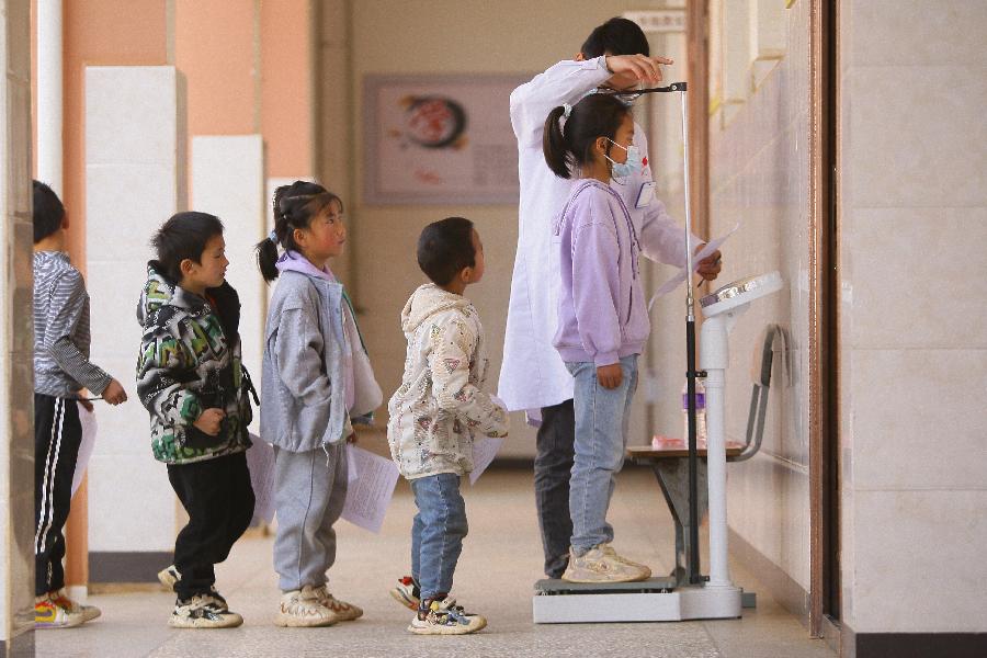 云南曲靖：&ldquo;一老一小&rdquo;体检忙