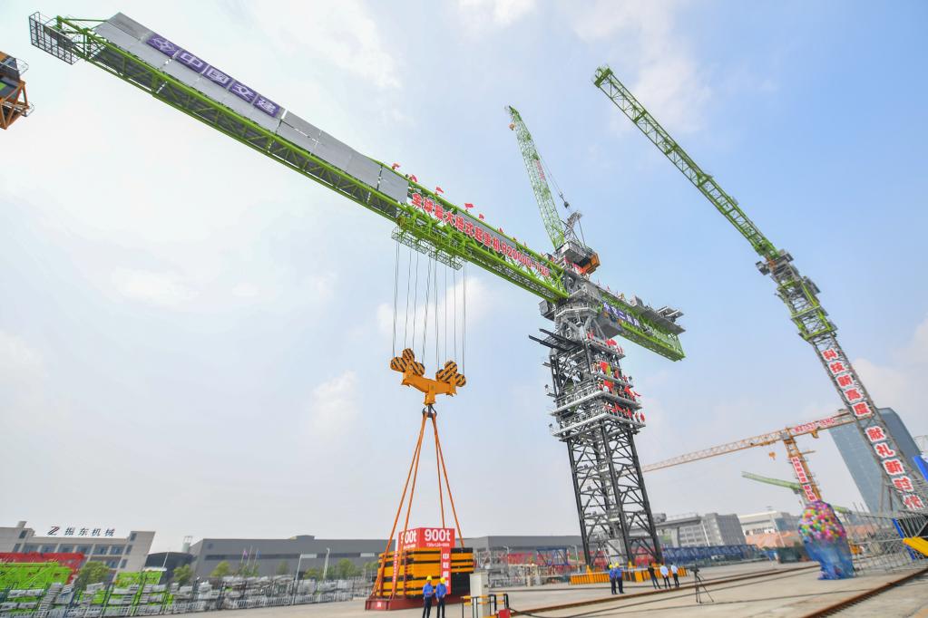 最大起重量720吨塔式起重机在湖南常德下线并交付