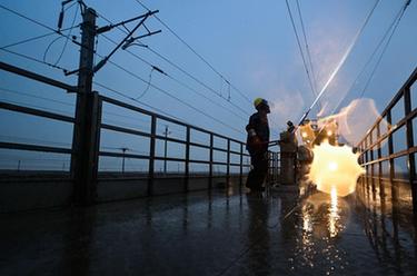 青藏铁路&ldquo;万丈盐桥&rdquo;开展盐污清洗工作