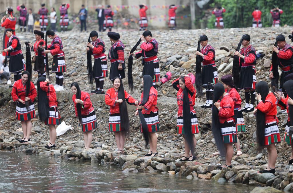 广西龙胜:红瑶“长发节” 欢庆“三月三”
