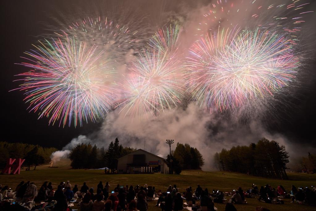 &ldquo;绝景花火&rdquo;烟花大会在日本山梨县举行