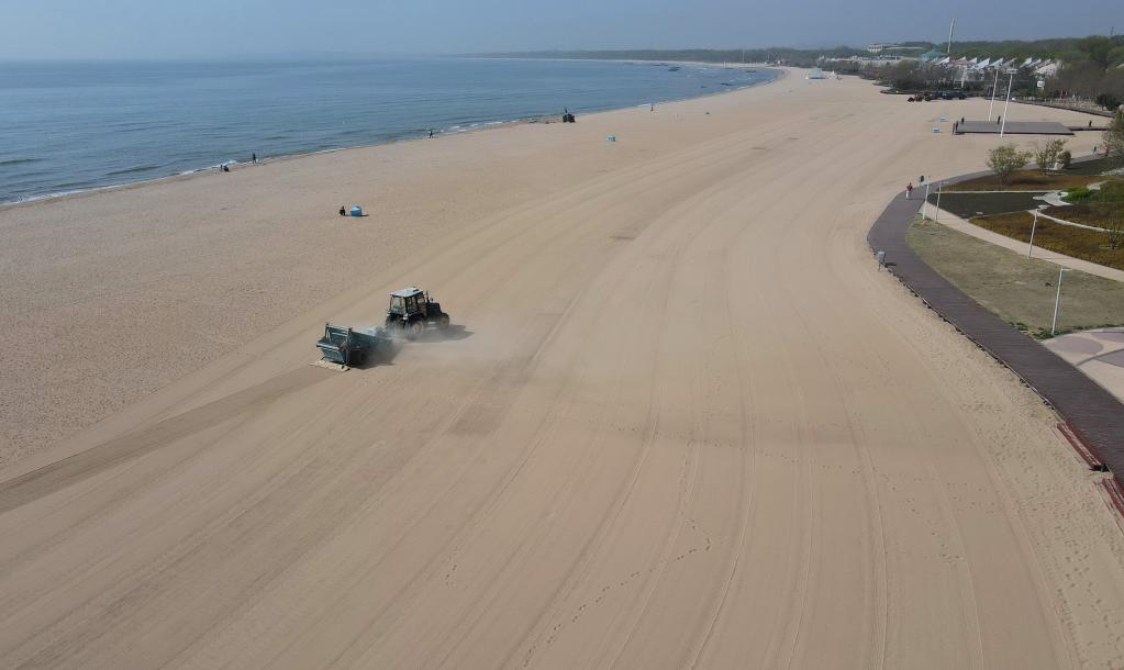 河北秦皇岛:整理浴场沙滩 迎接八方来客