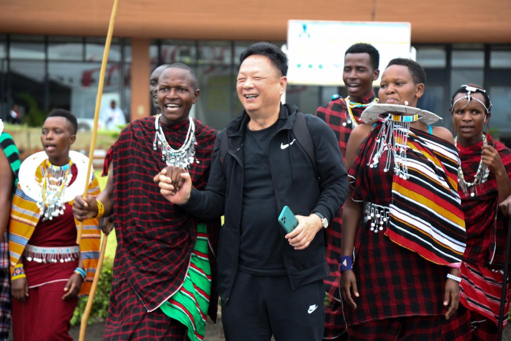 中国旅行团在坦桑尼亚受到欢迎