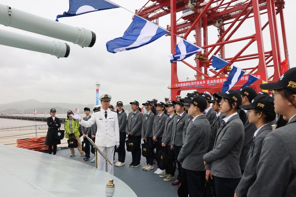 人民海军开展多项主题活动纪念成立74周年