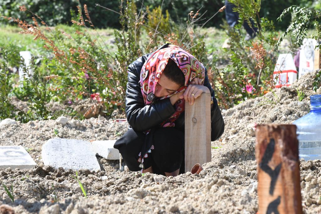 土耳其地震灾区度过悲伤与希望交织的开斋节