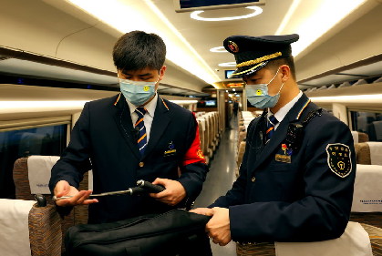 高铁&ldquo;铁男组&rdquo;五一假期光荣在岗