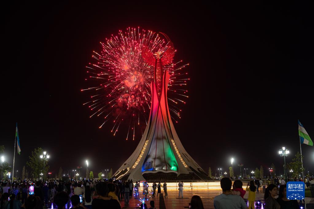 乌兹别克斯坦塔什干燃放烟花庆祝&ldquo;纪念和荣誉日&rdquo;