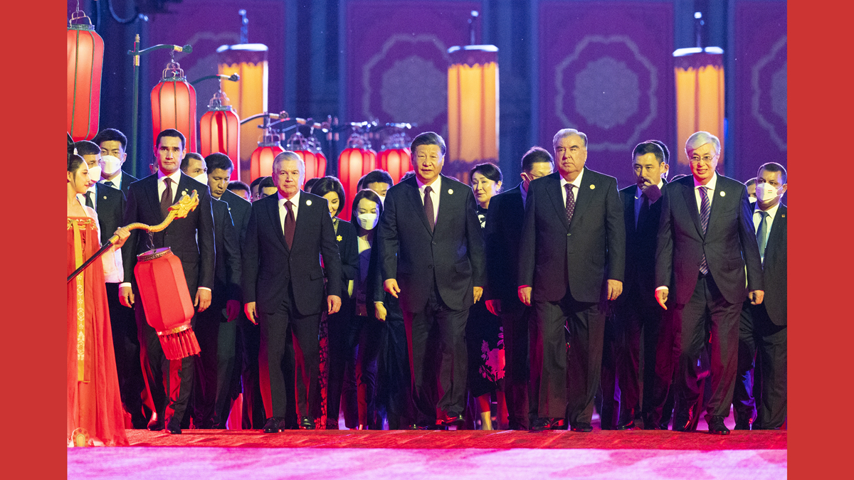 習近平和彭麗媛為出席中國－中亞峰會的中亞國家元首夫婦舉行歡迎儀式和歡迎宴會 並共同觀看中國同中亞國家人民文化藝術年暨中國－中亞青年藝術節開幕式演出