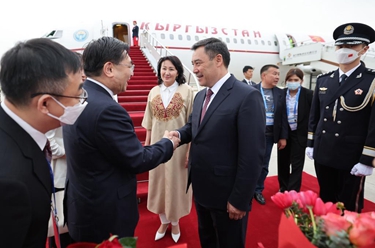 中国-中亚峰会丨出席中国-中亚峰会的吉尔吉斯斯坦总统扎帕罗夫抵达陕西省西安市