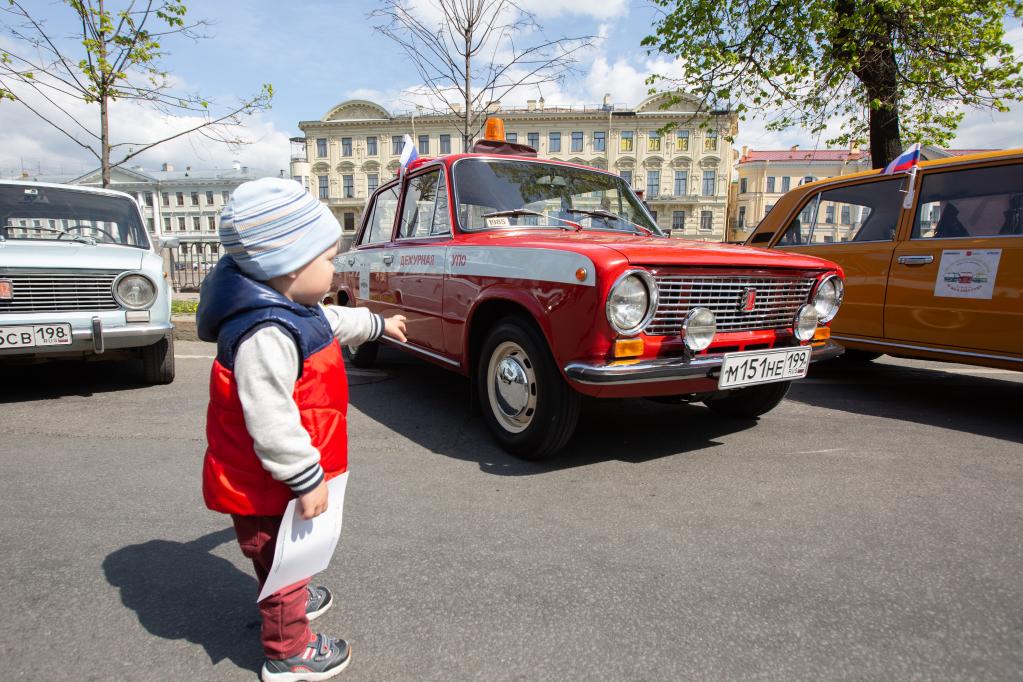 圣彼得堡：街头老爷车展
