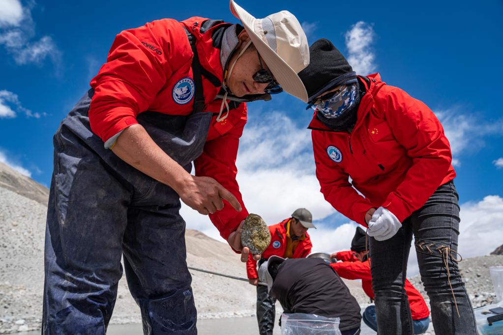 新华全媒+·2023珠峰科考丨镜头直击！海拔5200米，科考队员是如何工作的？