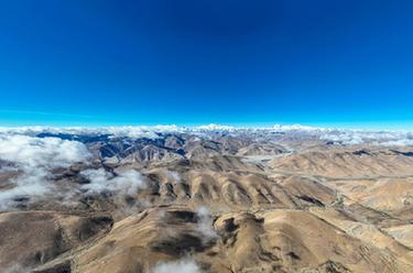 新华全媒+·2023珠峰科考｜天空之眼瞰珠峰：在海拔数千米高空远眺珠峰，是什么样的体验？