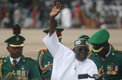 尼日利亚新总统提努布宣誓就职