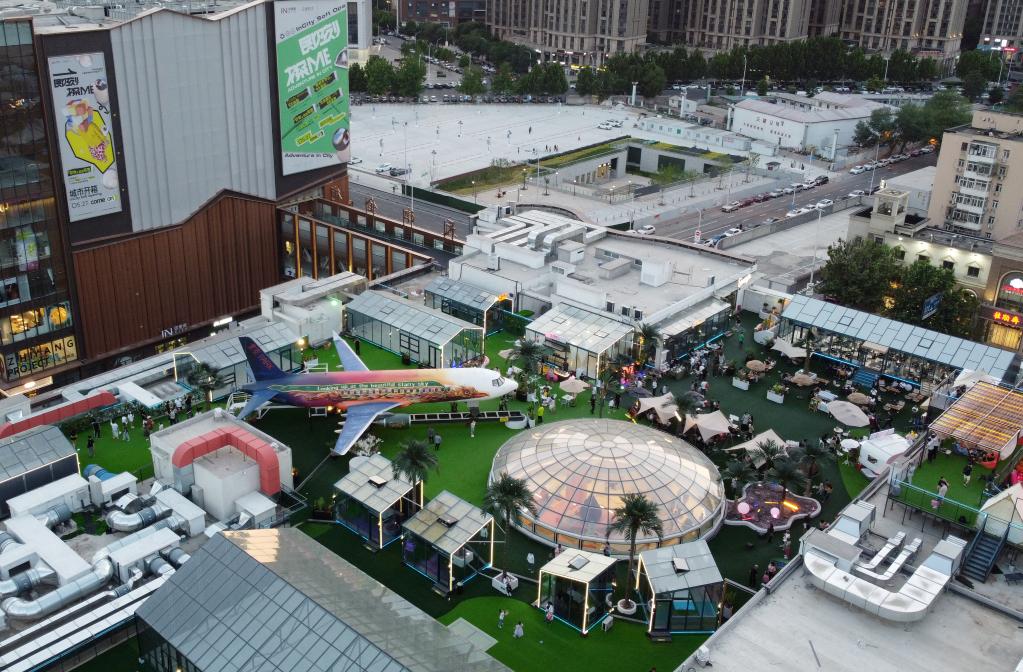 楼顶空降&ldquo;飞机&rdquo; 商圈聚集人气